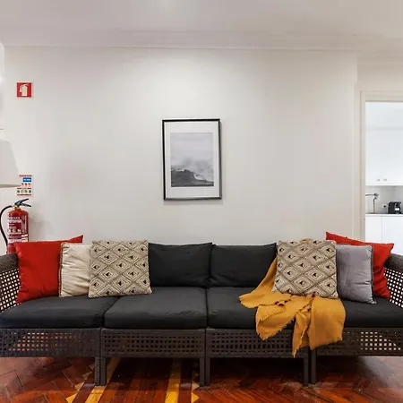 Spacious 7bed In Arroios Lisbona